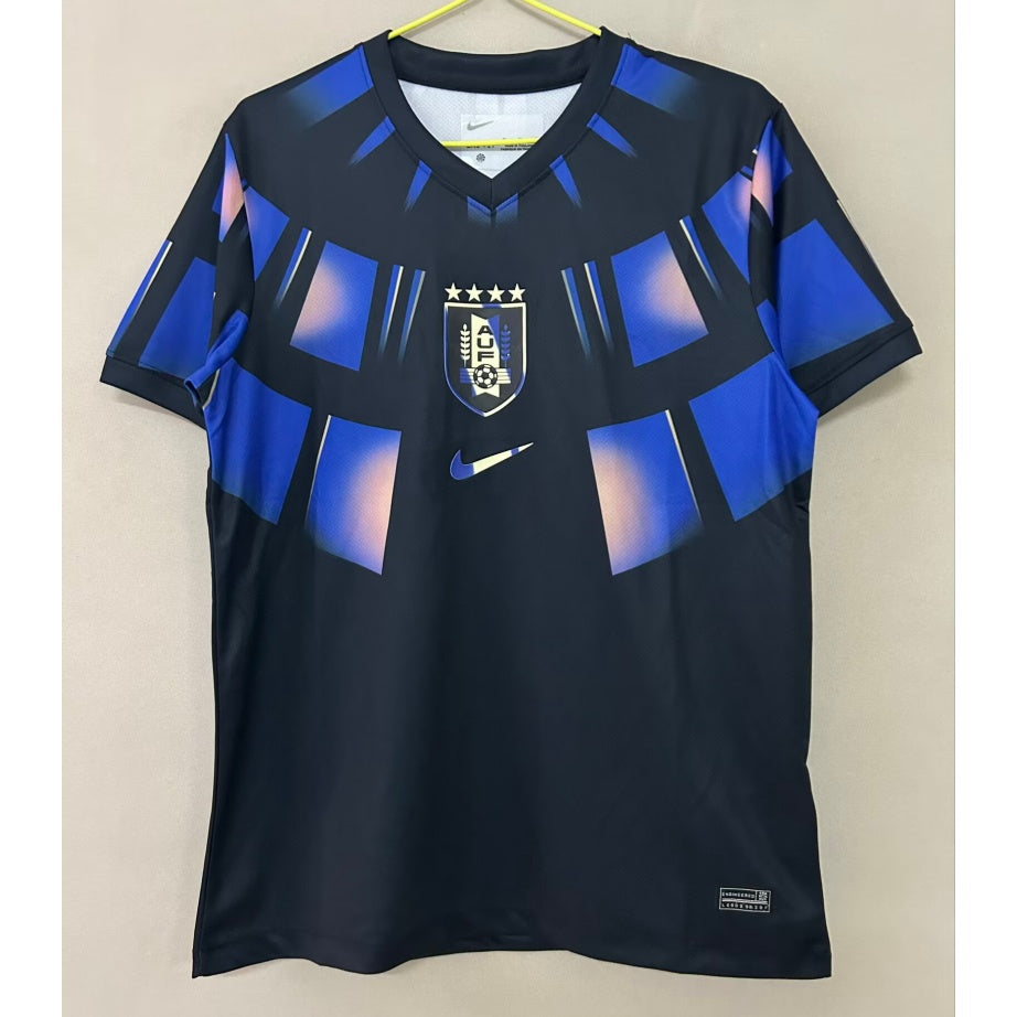 Maillot extérieur Uruguay 25/26 de Le 12 -ème Maillot, tissu bleu avec logo national et détails verts.
