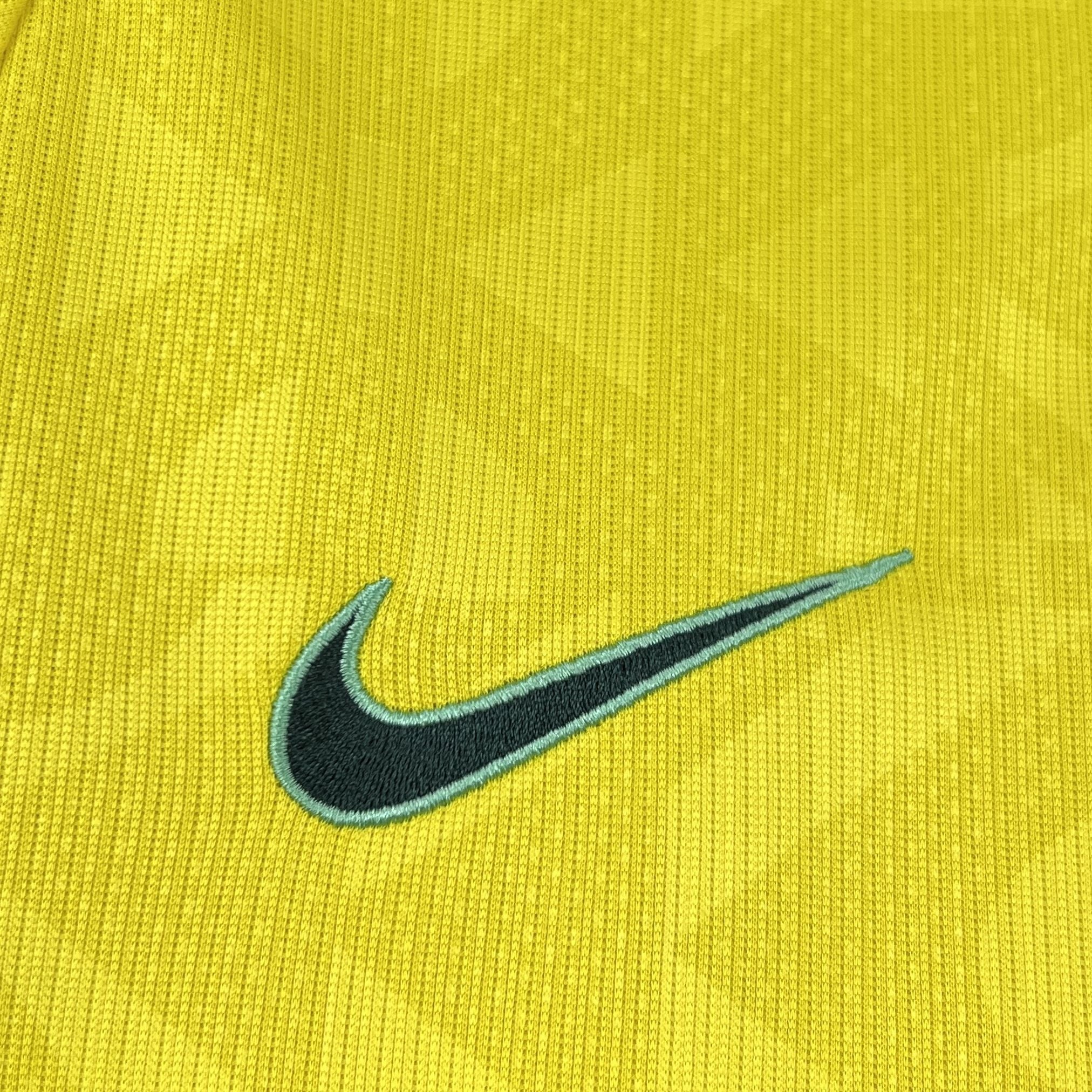 Maillot Brésil Coupe du Monde 2026 Le 12 -ème Maillot, maillot de football avec le logo du Brésil et détails colorés.