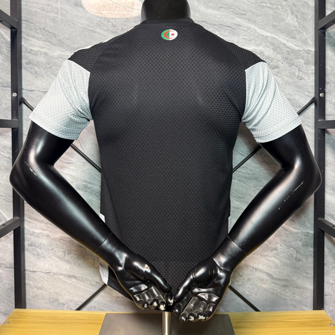 Maillot de football noir pour enfant 25/26 ans, équipe Algérie, marque Le 12 -ème Maillot, vue de face.