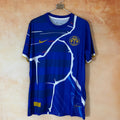 Maillot de football Chelsea 25/26 bleu, marque Le 12 -ème Maillot, vue de face avec logo et détails du maillot.