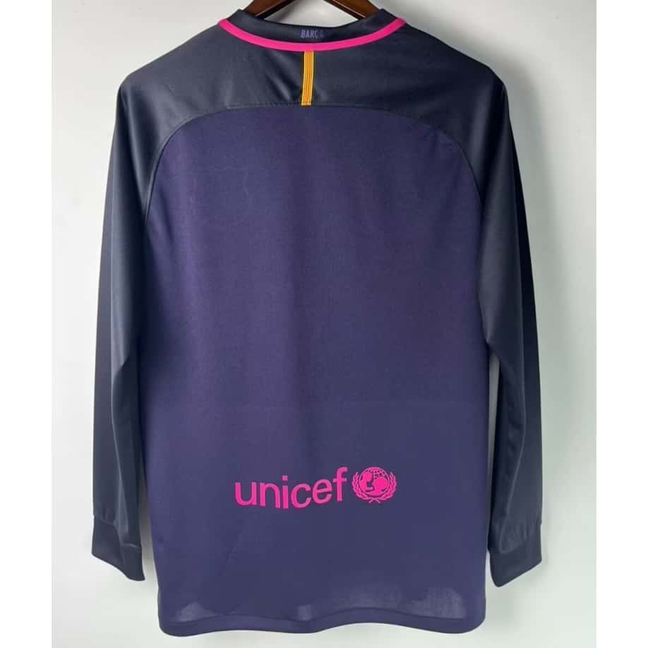 Maillot extérieur rétro du FC Barcelone à manches longues 2016-2017, en tissu bleu avec détails jaunes, par Le 12 -ème Maillot.