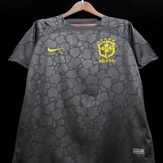Maillot de football Brésil 2023-2024 Le 12, design anti-racisme, devant avec logo officiel et motifs colorés.