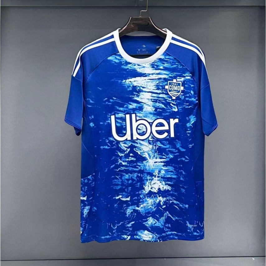 Maillot domicile Le 12 -ème Maillot 25/26 Como, maillot de football avec logo et couleurs officielles, vue de face.
