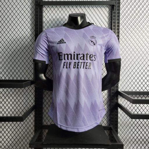 Maillot extérieur Real Madrid 2022-2023 violet, marque Le 12 -ème Maillot, vue de face avec logo et détails du maillot.