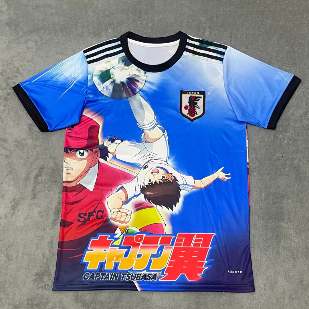 Maillot 25/26 Japan anime spécial en bleu, modèle Le 12 -ème Maillot, vue de face avec logo et détails colorés.