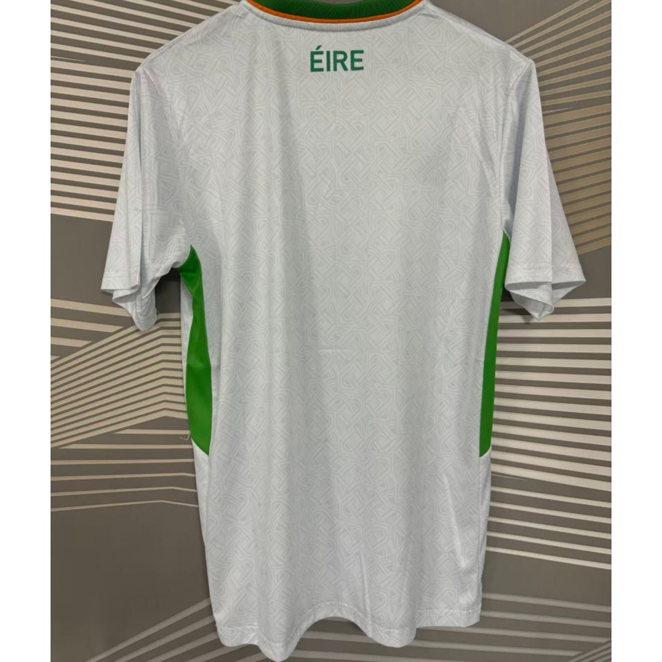Maillot extérieur 25/26 de l'équipe d'Irlande, marque Le 12 -ème Maillot, vue frontale avec détails du design.