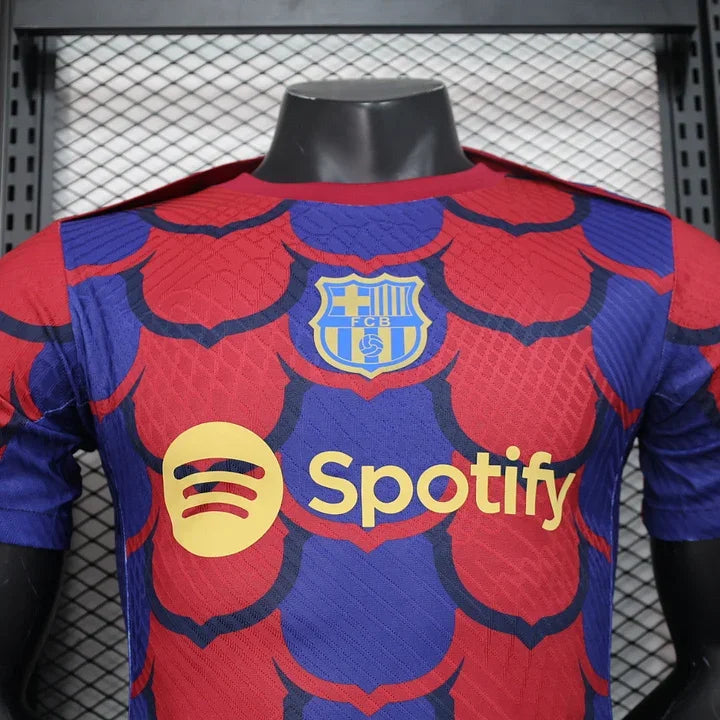 Maillot de football FC Barcelone 2024-2025 Pre-Match Le 12-ème Maillot, maillot bleu et grenat avec logo du club.
