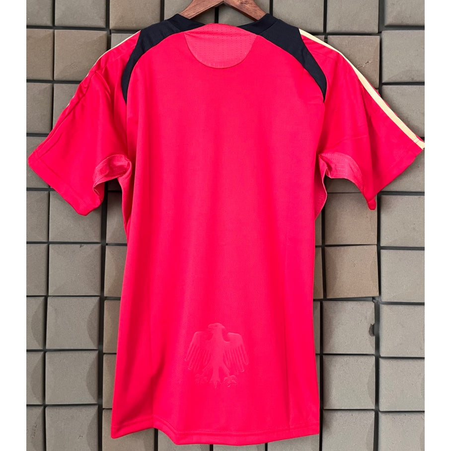 Maillot rétro 2008 Allemagne rose Le 12 -ème Maillot, devant du maillot avec détails roses et logo.