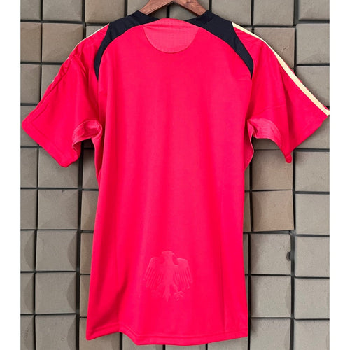 Maillot rétro 2008 Allemagne rose Le 12 -ème Maillot, devant du maillot avec détails roses et logo.