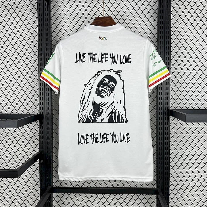 Maillot de football Ajax Amsterdam Bob Marley, saison 2025-2026, de la marque Le 12-ème Maillot, vue de face avec logo et design coloré