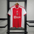 Maillot domicile Ajax 2023-2024 de Le 12 -ème Maillot, maillot de football rouge et blanc avec logo de l'équipe.