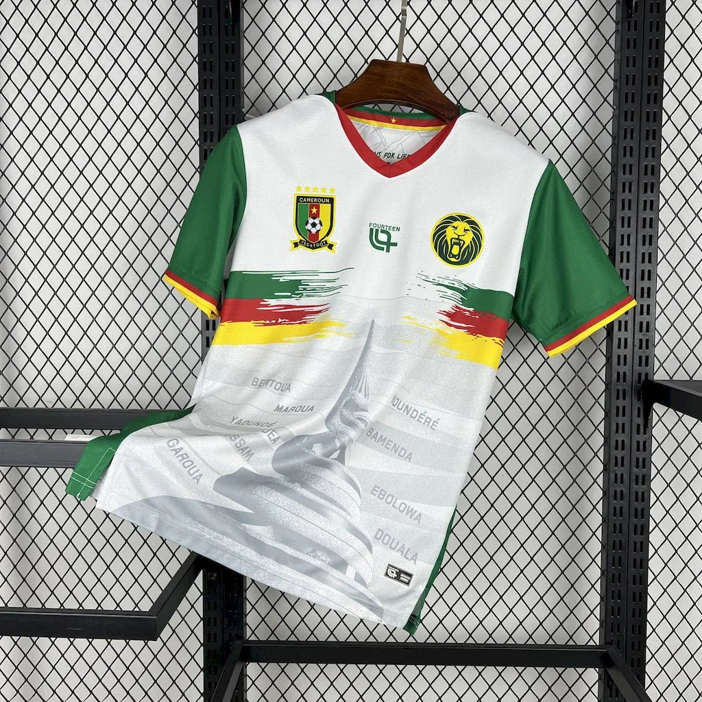 Maillot Cameroun CAN 2025-26 de la marque Le 12ème Maillot, vue de face avec logo et détails verts et jaunes.