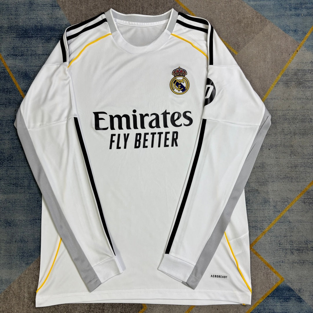 Maillot domicile Real Madrid manches longues, taille 25/26, marque Le 12 -ème Maillot, en tissu blanc avec logo du club.