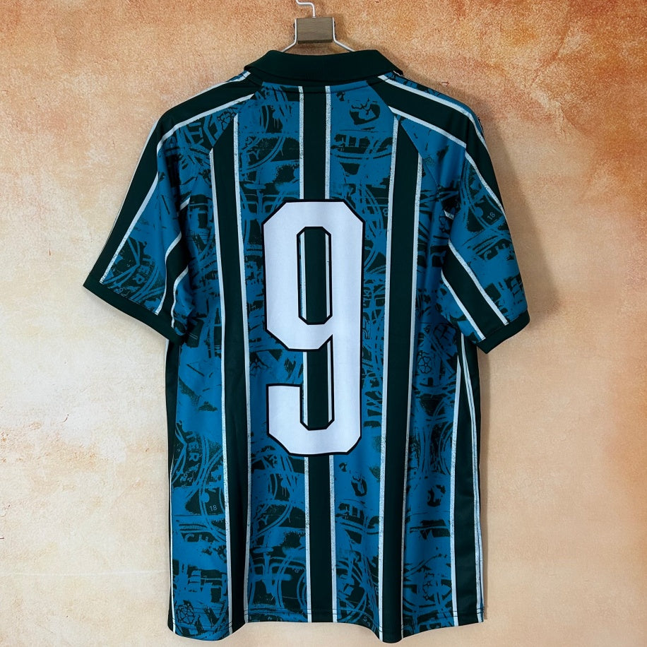Maillot Manchester City 25/26 Le 12 -ème Maillot, maillot de football bleu pour jeunes garçons, détails du design visible.