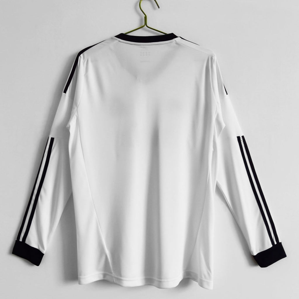 Maillot rétro domicile de Real Madrid 2012-2013 à manches longues, marque Le 12 -ème Maillot, en tissu blanc avec détails du club.