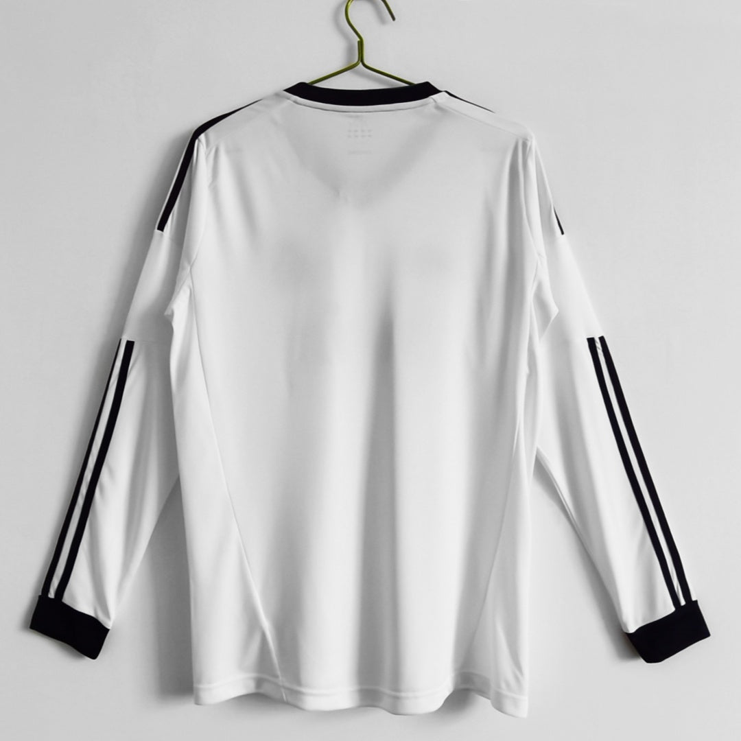 Maillot rétro domicile de Real Madrid 2012-2013 à manches longues, marque Le 12 -ème Maillot, en tissu blanc avec détails du club.