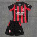 Ensemble enfant AC Milan domicile, maillot rouge et noir avec logo Le 12 -ème Maillot, pour jeunes supporters.