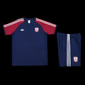 Ensemble Arsenal Le 12 -ème Maillot avec logo et détails de l'équipe, vue du haut sur fond blanc.