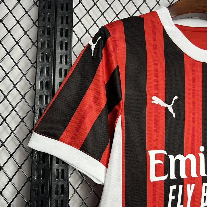 Maillot de football AC Milan 2024/25, marque Le 12 -ème Maillot, vue du devant avec logo et design officiel.