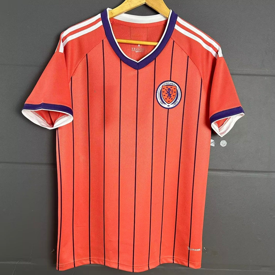 Maillot extérieur Écosse 25/26 Le 12 -ème Maillot, maillot de football avec design écossais, vue de face, détails visibles.