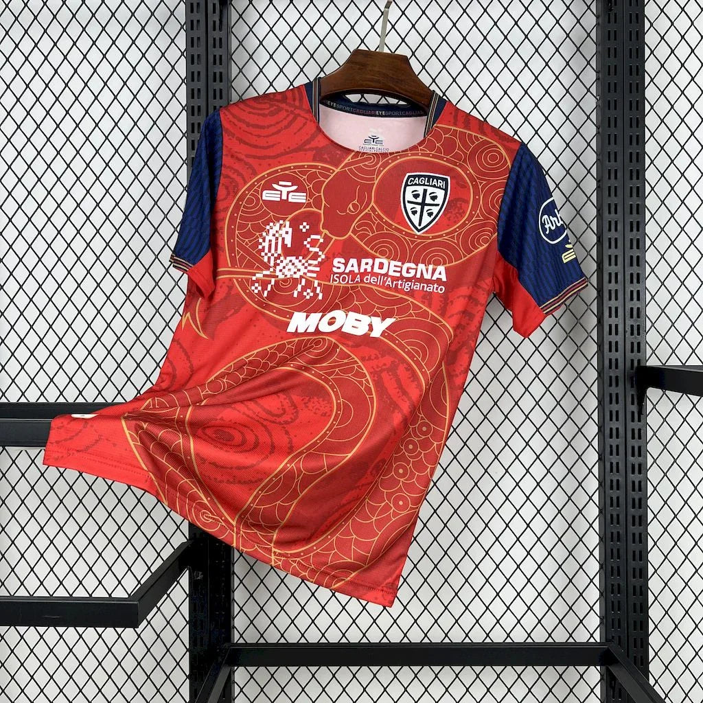 Maillot de football Cagliari 2025-26 par Le 12 -ème Maillot, vue du devant avec logo et détails du maillot.