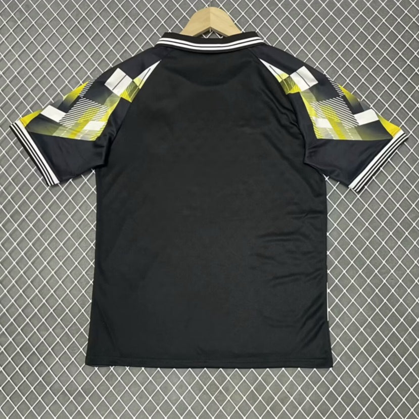 Maillot polo noir Real Madrid 25/26 de la marque Le 12 -ème Maillot, vue de face avec logo et détails du maillot