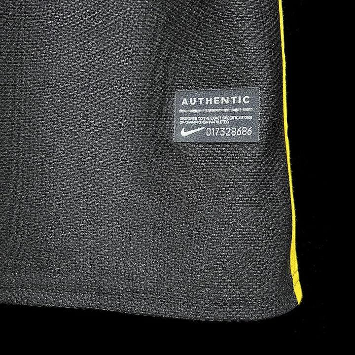 Maillot rétro FC Barcelone 2013-2014 de la marque Le 12 -ème Maillot, vue de face avec logo et détails du maillot.