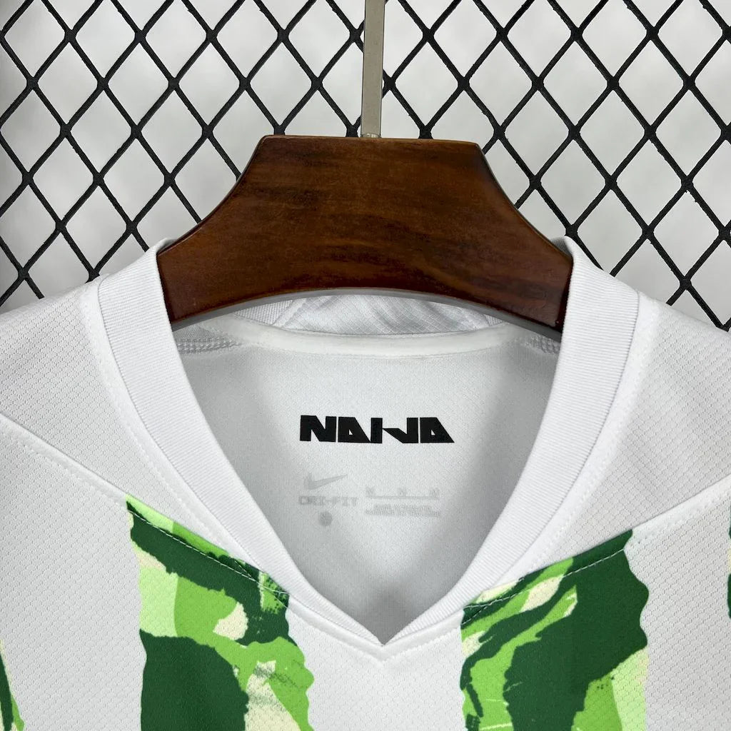 Maillot Nigeria 2025/26 Le 12 -ème Maillot, maillot de football coloré avec le drapeau nigérian, vue de face.