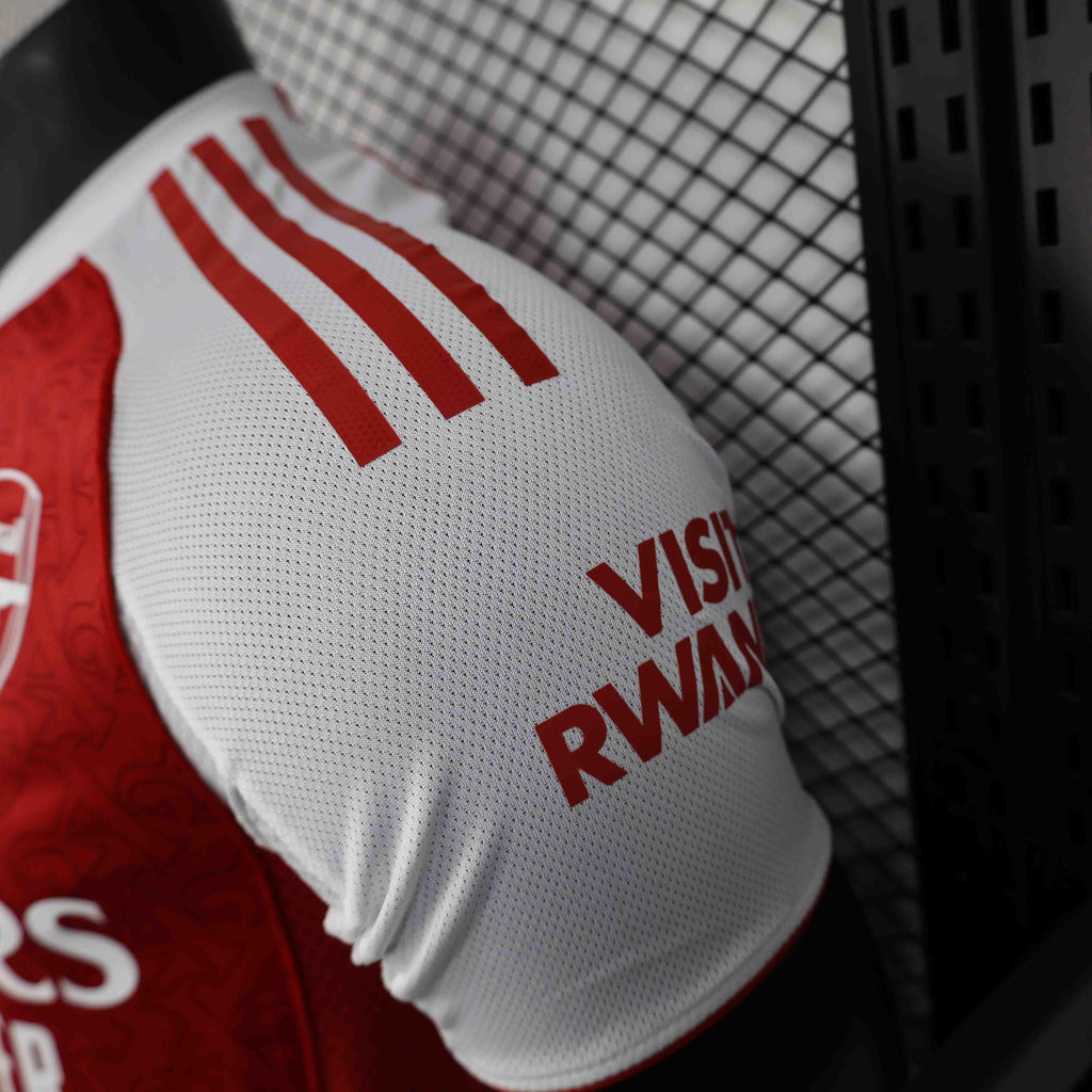 Maillot Arsenal 2025/26 par Le 12 -ème Maillot, vue de face avec logo et détails du maillot de football.