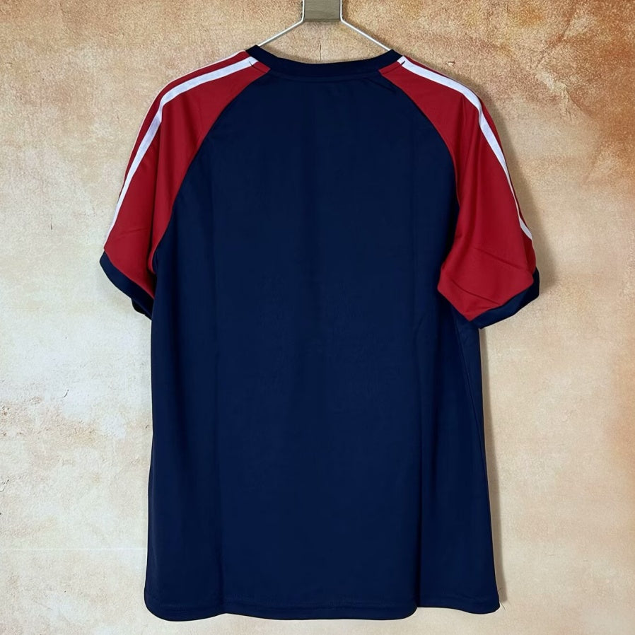 Maillot de football Arsenal 24/25 bleu spécial, modèle Le 12-ème Maillot, vue de face avec logo et détails du design.