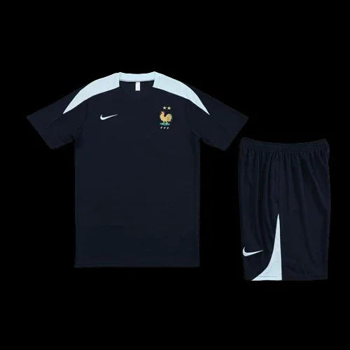 Ensemble France Le 12-ème Maillot, maillot de football bleu avec logo national, porté par un joueur.