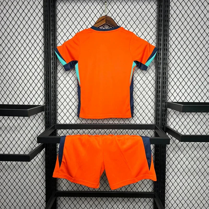 Ensemble pour enfant Pays-Bas 2024/2025 de Le 12 -ème Maillot, maillot et short orange avec logo officiel.