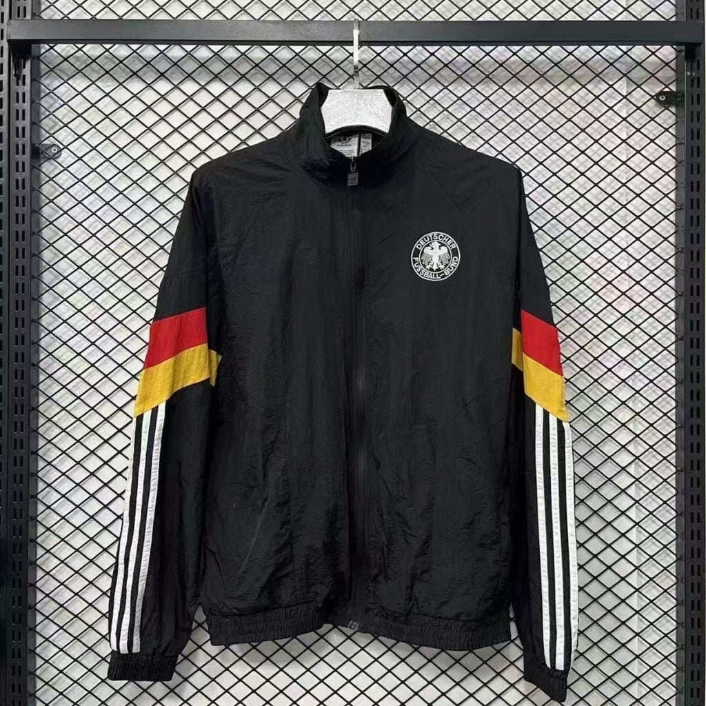 Veste coupe-vent réversible Le 12 -ème Maillot Allemagne, tissu léger, couleur contrastée, portée sur modèle.