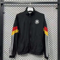 Veste coupe-vent réversible Le 12 -ème Maillot Allemagne, tissu léger, couleur contrastée, portée sur modèle.