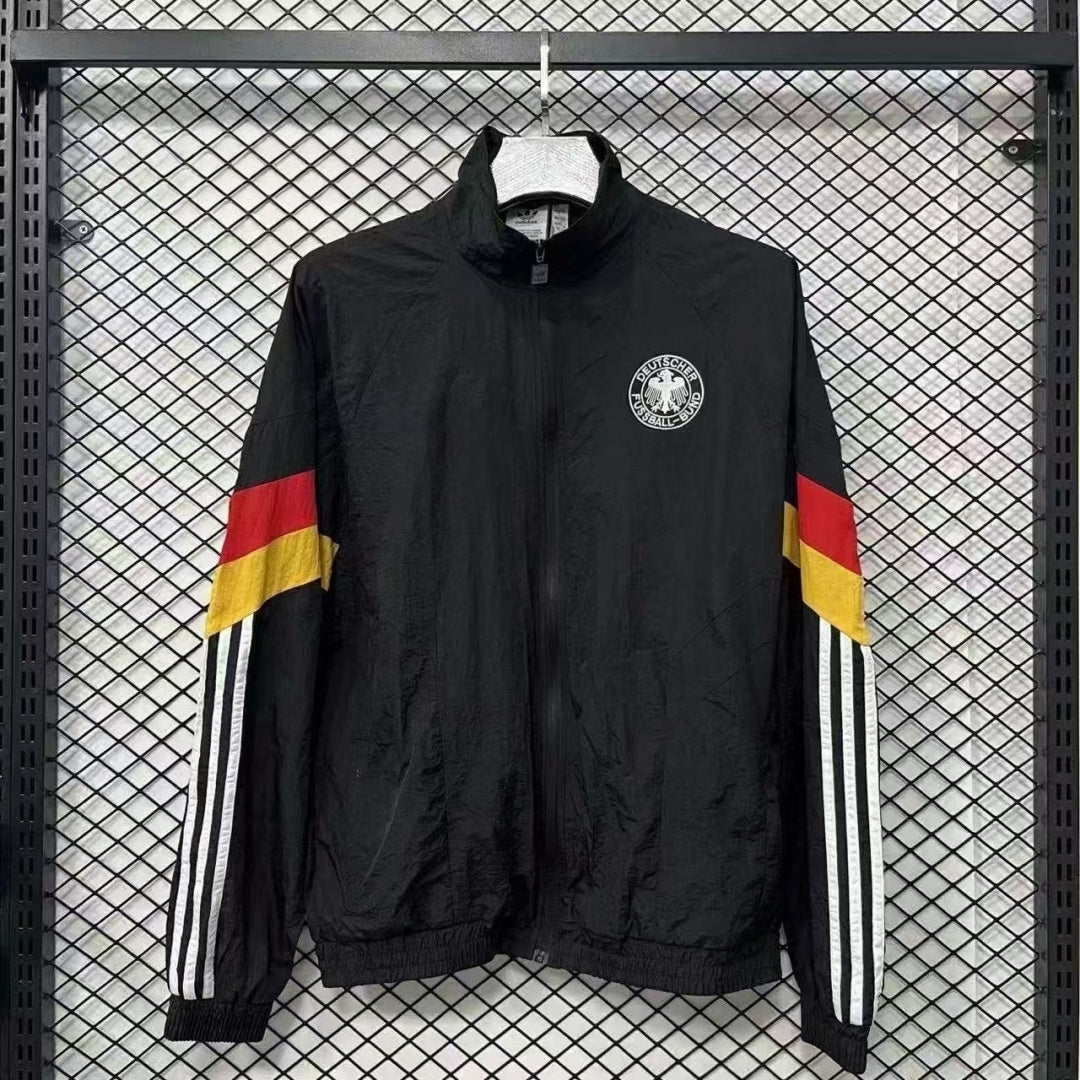 Veste coupe-vent réversible Le 12 -ème Maillot Allemagne, tissu léger, couleur contrastée, portée sur modèle.