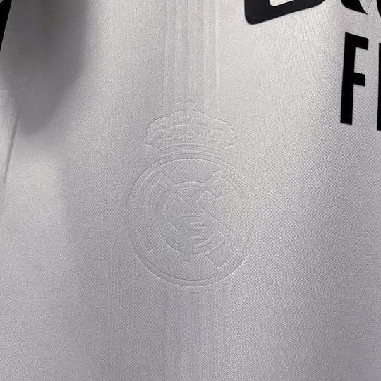 Maillot domicile Real Madrid 2022 2023 Le 12 -ème Maillot, maillot de football blanc avec logo et détails du club.