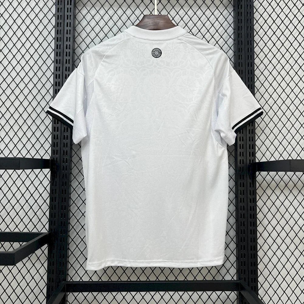 Maillot Fulham 2025-26 de la marque Le 12-ème Maillot, maillot de football avec logo et couleurs officielles de l'équipe.
