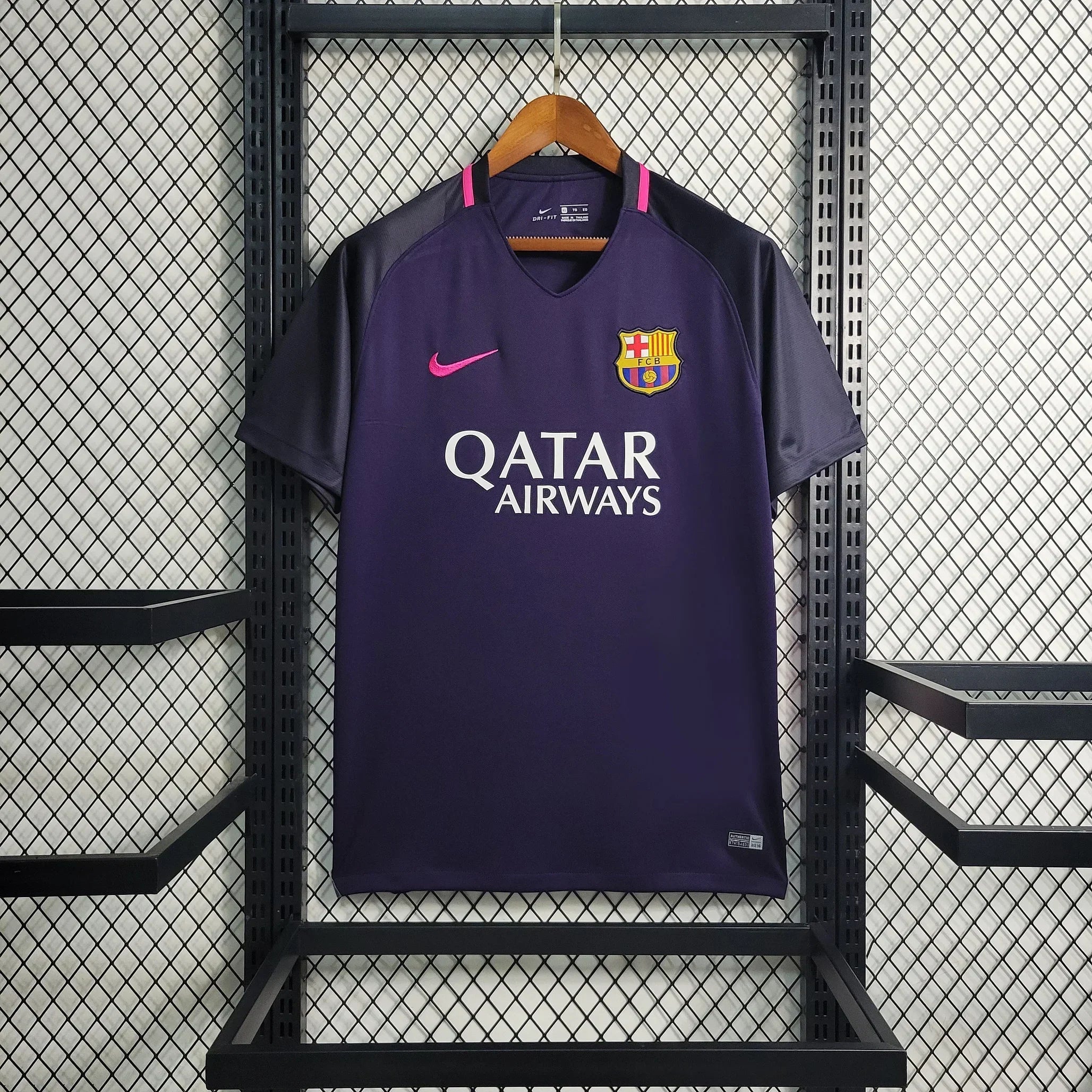 Maillot rétro FC Barcelone 2016-2017 Le 12-ème Maillot, maillot de football avec logo et design vintage, vue de face.