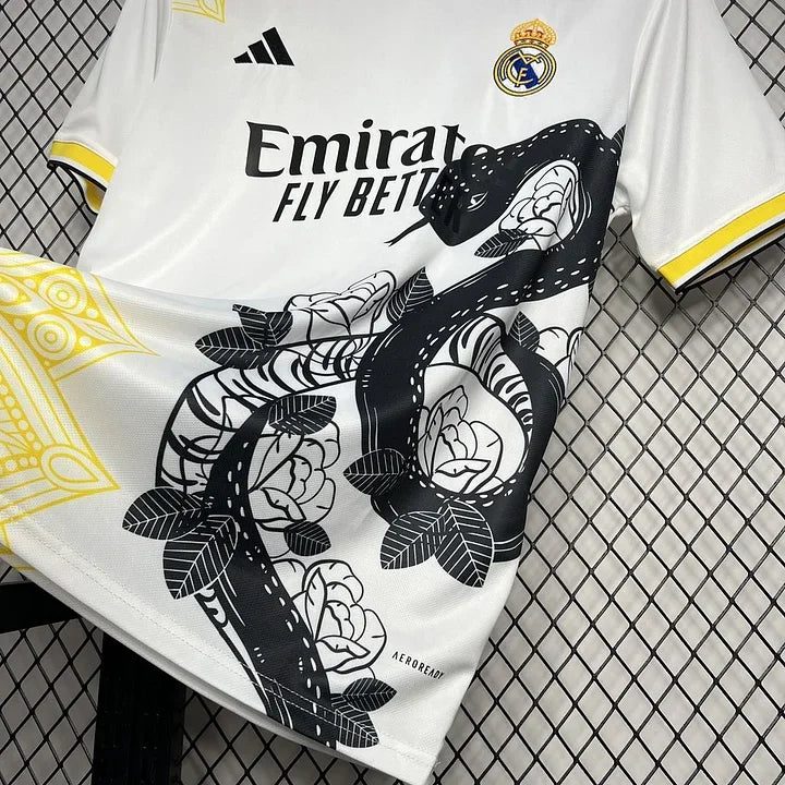 Maillot de football Real Madrid 2024-2025, marque Le 12 -ème Maillot, vue de face avec logo et détails du design.