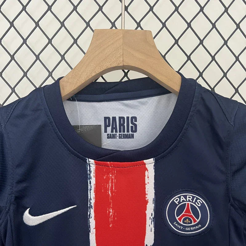 Kit domicile PSG pour enfant 2024/2025, maillot Le 12 -ème Maillot avec logo et numéros visibles sur le maillot.