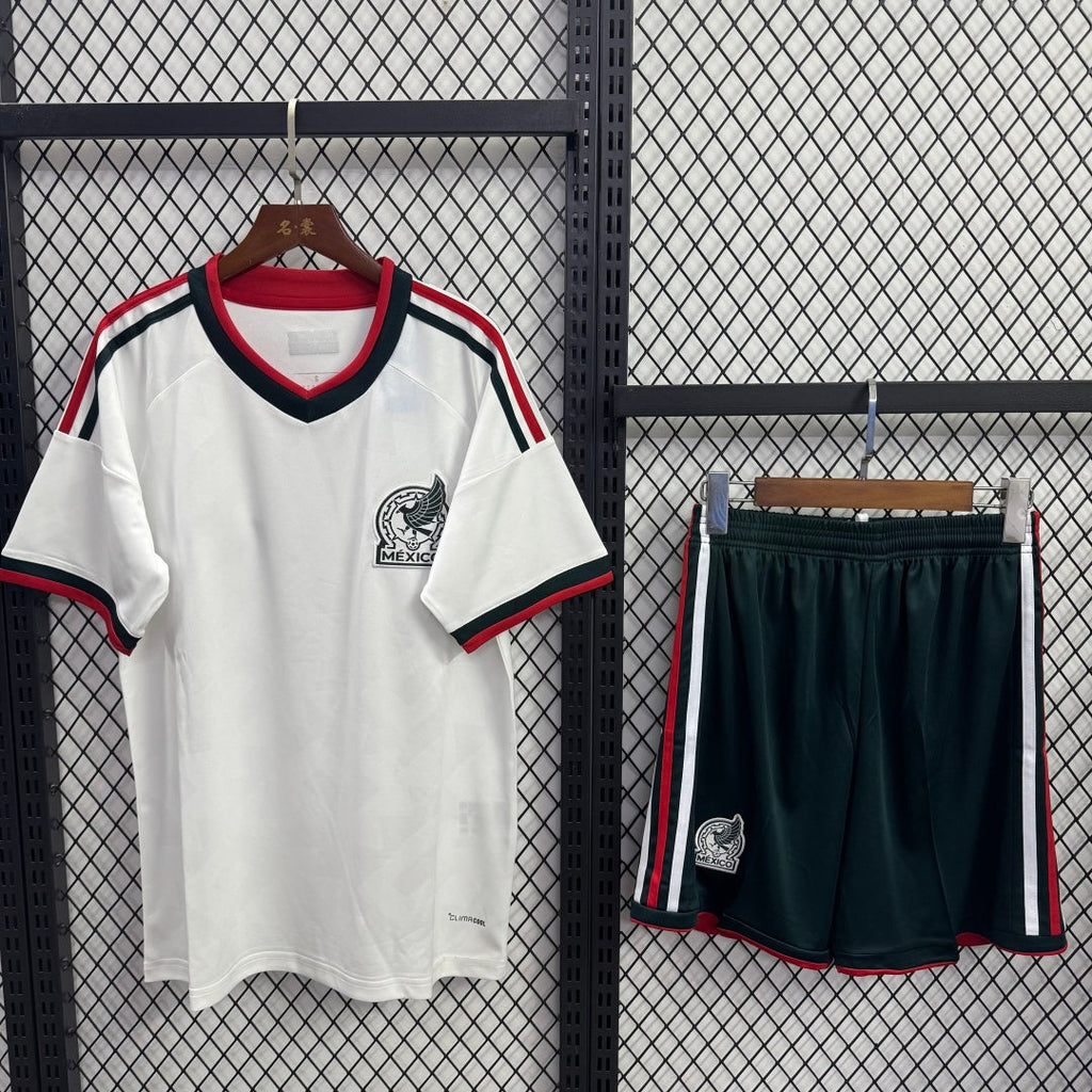 Ensemble de football pour adulte Mexique extérieur, maillot et short de la marque Le 12 -ème Maillot, couleurs vives et détails sportifs.