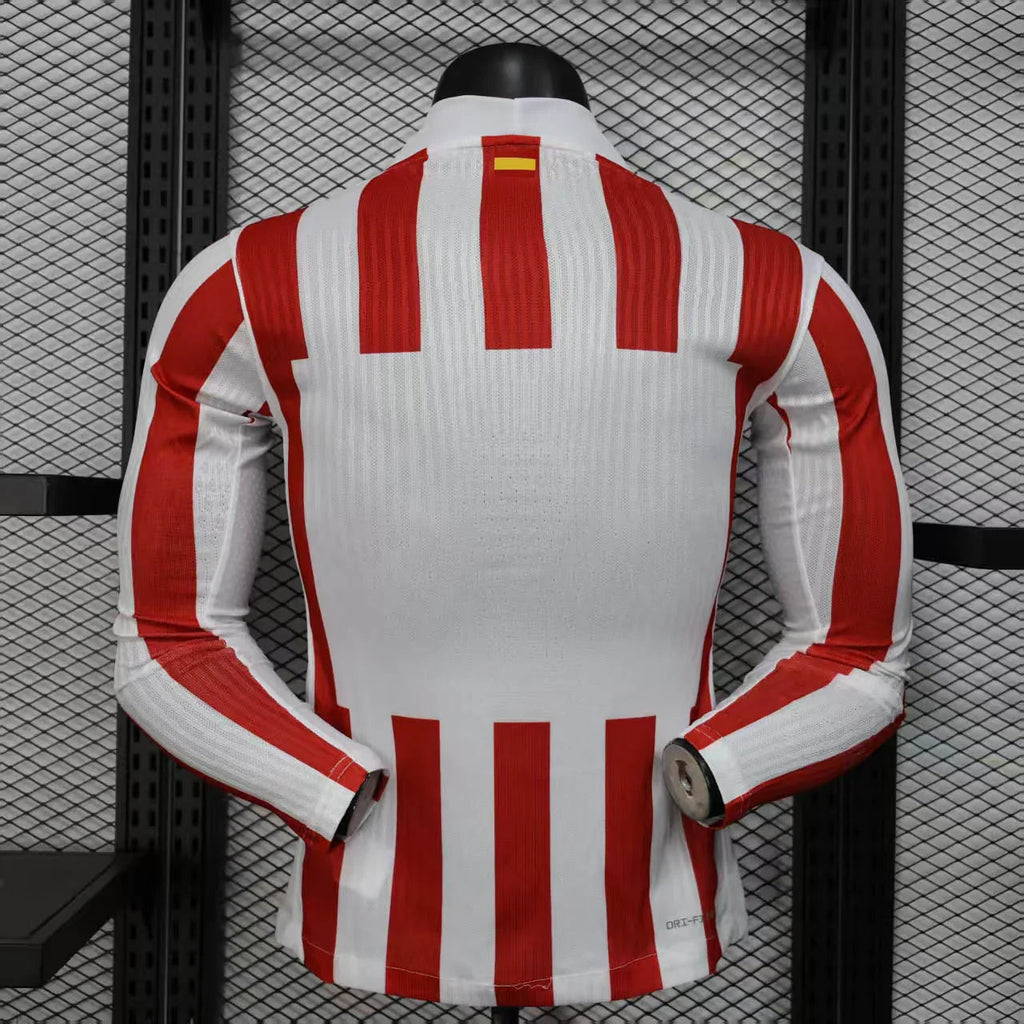 Maillot à manches longues de l'Atletico Madrid 2025-26, version de Le 12 -ème Maillot, visible en gros plan.