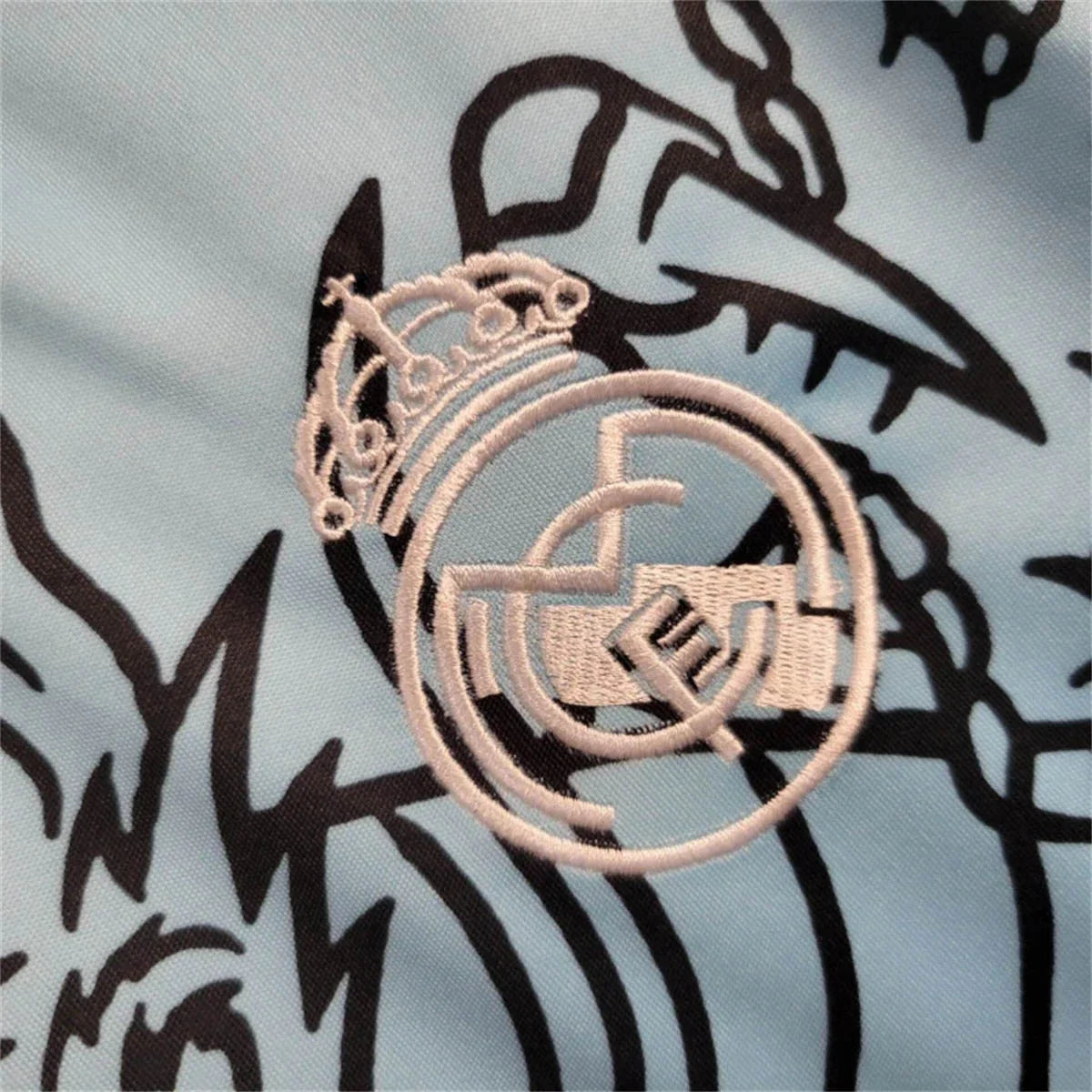 Maillot 24-25 de Real Madrid, maillot officiel de football Le 12 -ème Maillot, vue frontale avec logo et détails visibles