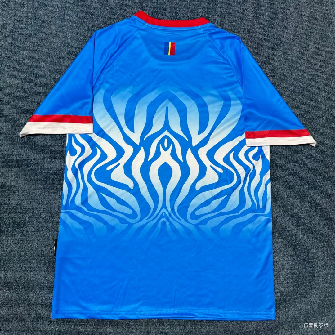 Maillot domicile Congo 25/26, marque Le 12 -ème Maillot, en tissu rouge avec motifs et logo national sur le devant.