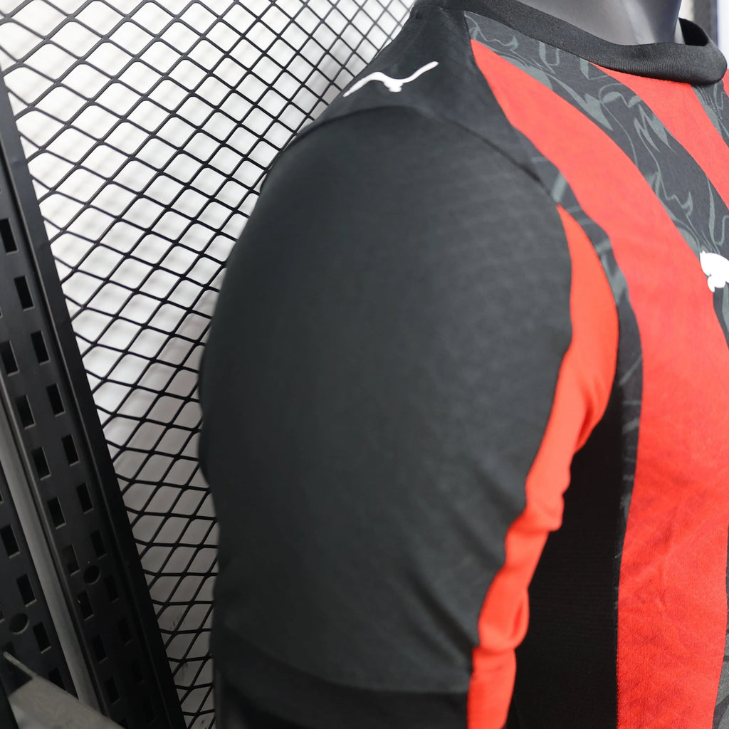 Maillot officiel de football AC Milan Le 12 -ème Maillot, maillot rouge et noir avec logo du club visible.