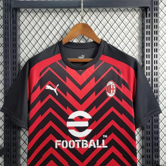 Maillot d'entraînement AC Milan 2023 2024 Le 12-ème Maillot, maillot sportif avec logo du club et design moderne.