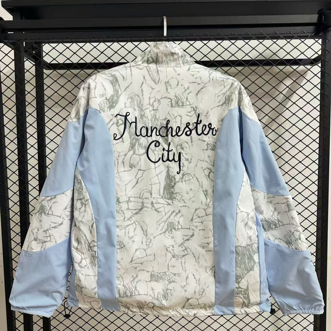 Veste coupe-vent réversible Manchester City Le 12 -ème Maillot, tissu léger avec logo de l'équipe visible sur la veste.