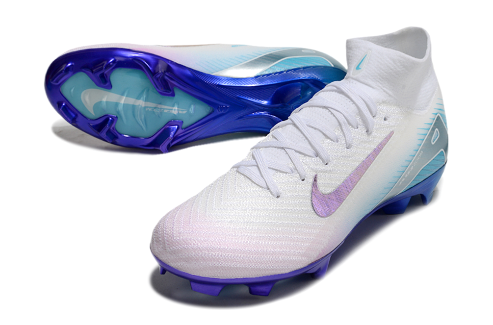 Crampons Mercurial Superfly 16 Elite XXV de la marque Le 12-ème Maillot, vue en gros plan avec semelles et crampons.