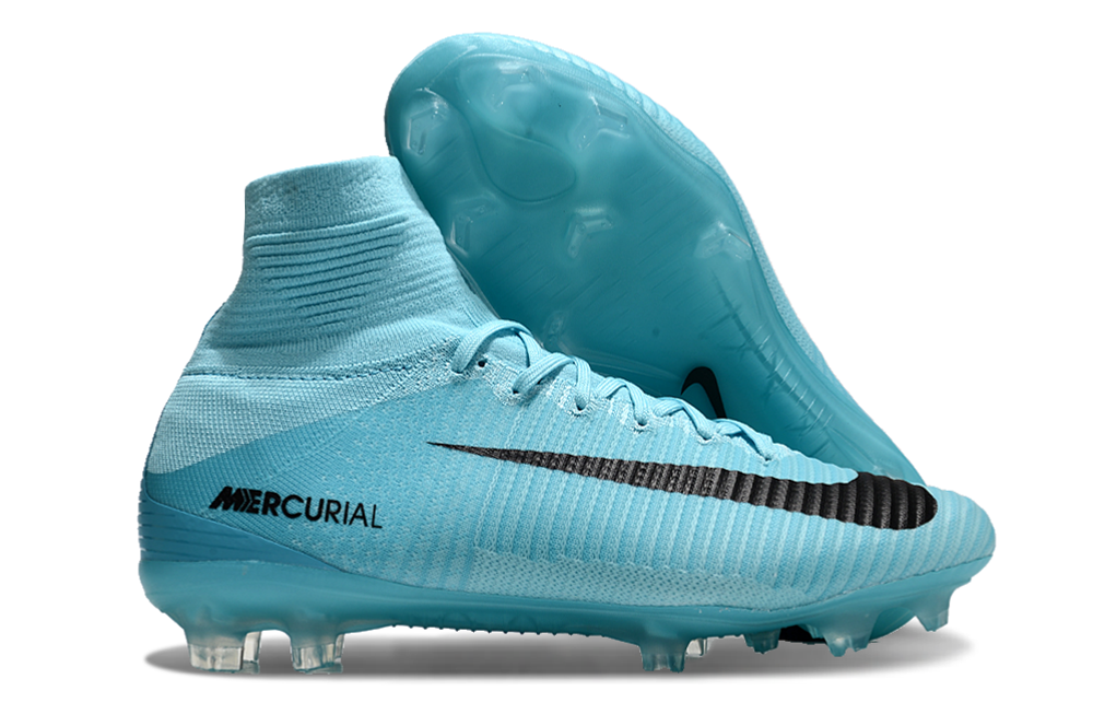 Crampons Mercurial Vapor X de Le 12 -ème Maillot, vue en gros plan montrant les pointes en métal et la semelle légère.