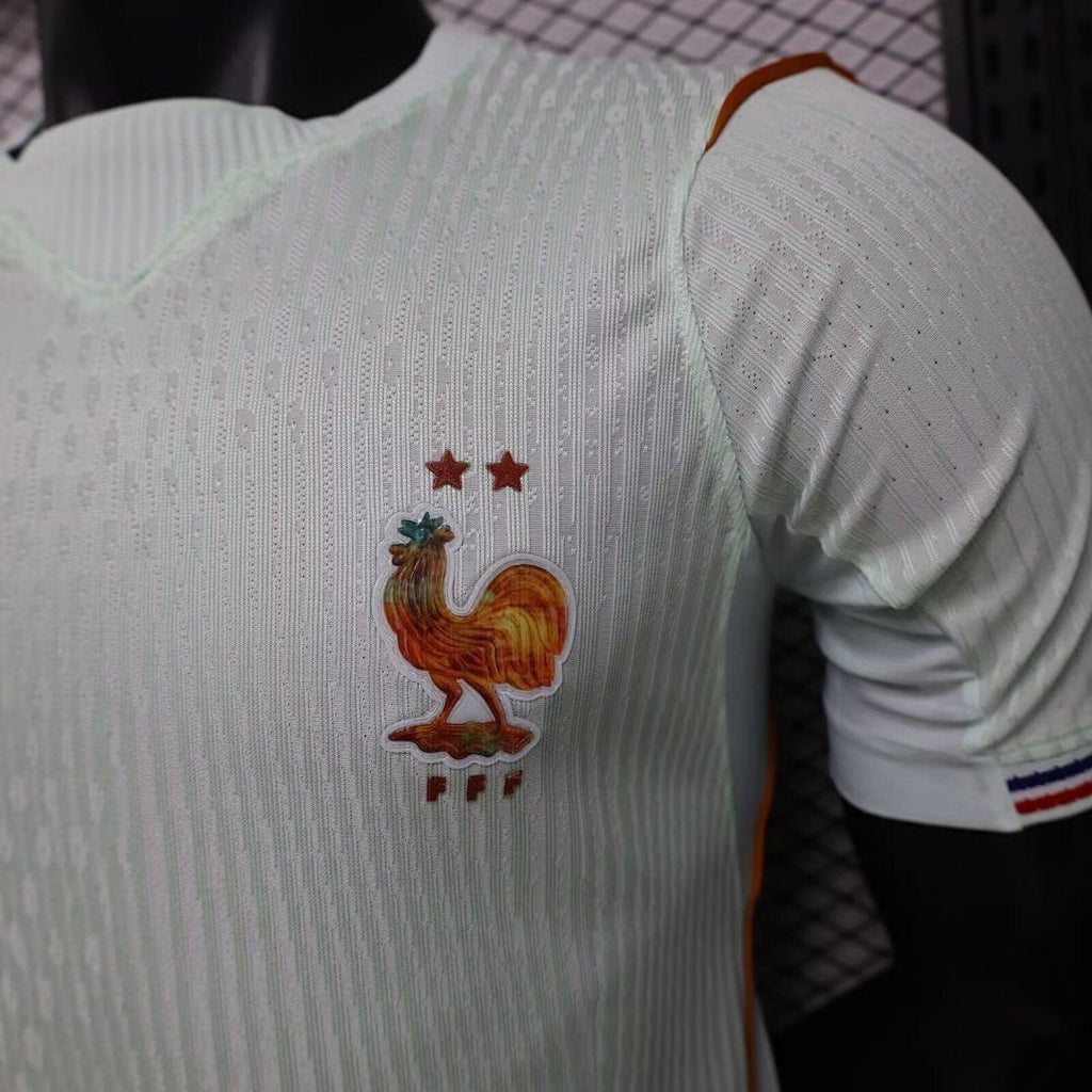 Maillot extérieur de l'équipe de France pour la Coupe du Monde 2026, marque Le 12 -ème Maillot, vue de face avec logo et détails.